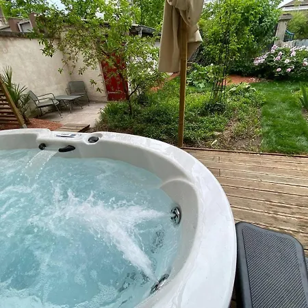 Tres Bel Avec Son Jardin Et Jacuzzi En Plein Centre De